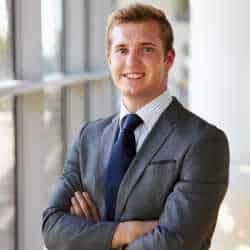 Portrait d'un jeune homme souriant.