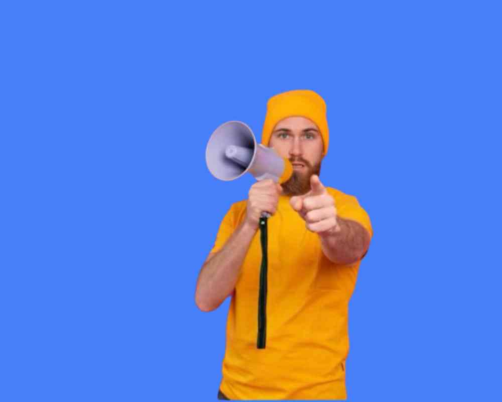 Homme avec un megaphone