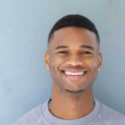 June homme sportif, gérant de la salle de sport Body Fit.