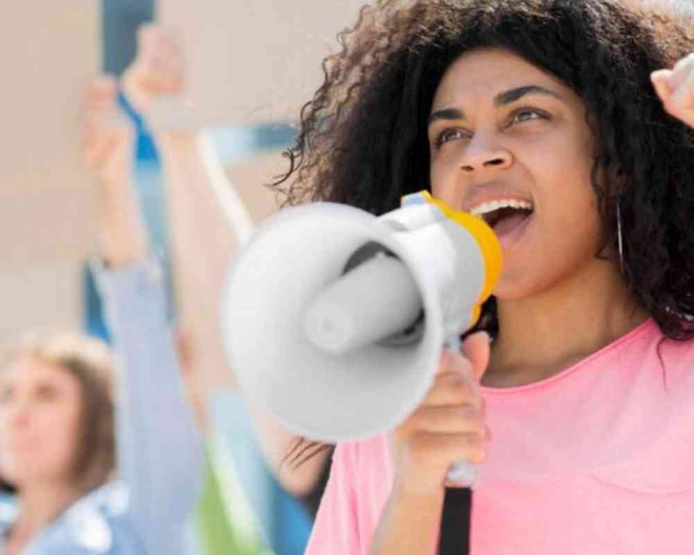 Jeune fille métisse avec mégaphone